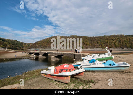 Imbarcazioni a remi e barche a remi al esposto Aseler Bridge, nella quasi-secco lago Edersee Kellerwald-Edersee nel Parco Nazionale. Foto Stock