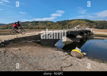 Aseler ponte sopra il quasi a secco di lago Edersee Kellerwald-Edersee nel Parco Nazionale. Foto Stock