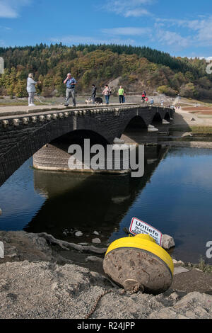 Aseler ponte sopra il quasi a secco di lago Edersee Kellerwald-Edersee nel Parco Nazionale. Foto Stock