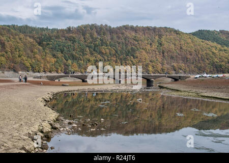 Aseler ponte sopra il quasi a secco di lago Edersee Kellerwald-Edersee nel Parco Nazionale. Foto Stock