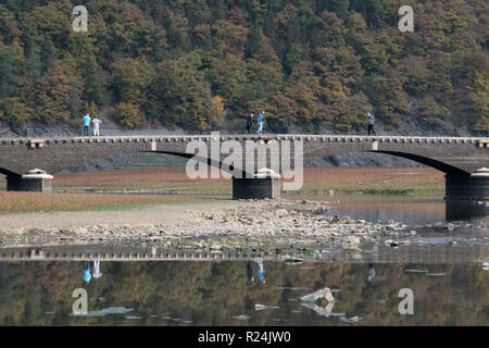 Aseler ponte in quasi a secco di lago Edersee Kellerwald-Edersee nel Parco Nazionale. Foto Stock