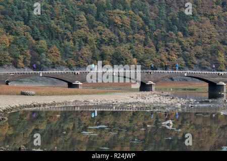 Aseler ponte in quasi a secco di lago Edersee Kellerwald-Edersee nel Parco Nazionale. Foto Stock