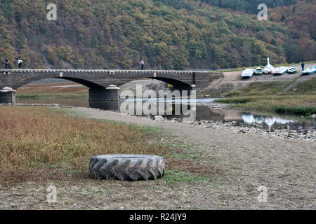 Aseler ponte in quasi a secco di lago Edersee Kellerwald-Edersee nel Parco Nazionale. Foto Stock