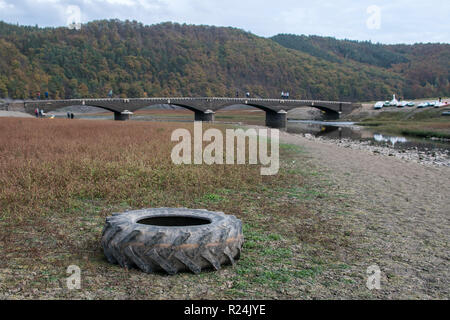 Aseler ponte in quasi a secco di lago Edersee Kellerwald-Edersee nel Parco Nazionale. Foto Stock