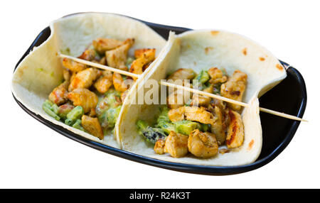Immagine del taco di pollo con salsa messicana sulla piastra. Isolato su sfondo bianco Foto Stock
