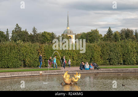 PETERHOF, San Pietroburgo, Russia - 2 Settembre 2018: la gente a piedi vicino al Mezheumniy (indefinita) fontana nel giardino superiore. Foto Stock