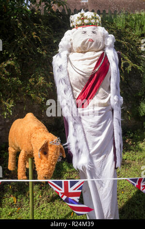 Lo Spaventapasseri effige della Regina e una Royal Corgi presso la strada festa per celebrare la regina ufficiale del novantesimo compleanno, grande Hasely, Oxfordshire, Foto Stock