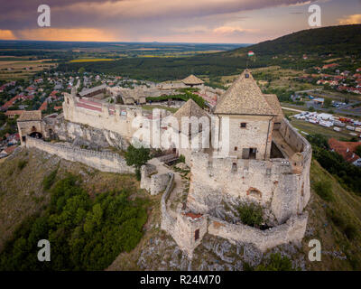 Panorama dell'antenna del famoso castello medievale rovina a Sumeg Ungheria vicino al Lago Balaton parzialmente restaurato con mastio, bastioni, gate house, fori di loop Foto Stock