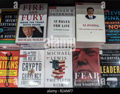 Jakarta, Indonesia - 13 Novembre 2018: Libri su Donald Trump e Xi Jinping sono visualizzate in una moderna libreria. Foto Stock