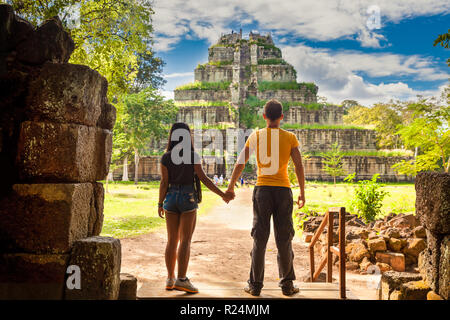 Viaggiare giovane turista esplorare antica piramide misteriosa morte Prasat Thom Koh Ker perso nella foresta pluviale tropicale giungla Cambogia Foto Stock