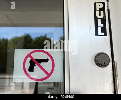 Il segno "No Gun' sulla porta in Chicago, IL Foto Stock