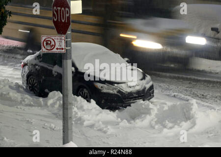 New York, NY, STATI UNITI D'AMERICA. 16 nov 2018. Residenti della città ha lottato attraverso la prima neve caduta dell'inverno 2019 il 15 novembre 2018, quando 6 centimetri di neve caduta, Foto Stock