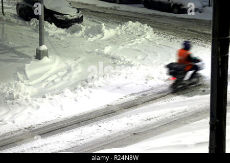 New York, NY, STATI UNITI D'AMERICA. 16 nov 2018. Residenti della città ha lottato attraverso la prima neve caduta dell'inverno 2019 il 15 novembre 2018, quando 6 centimetri di neve caduta, Foto Stock