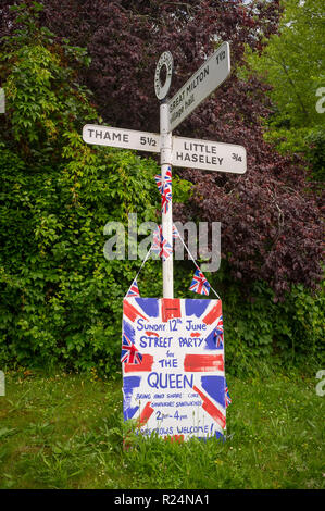 Decorate segno per la strada festa per celebrare la regina ufficiale del novantesimo compleanno, grande Hasely, Oxfordshire Foto Stock