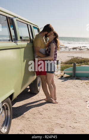 Giovane kissing a van sulla spiaggia Foto Stock