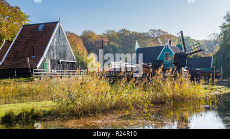 Storica scena olandese con un vecchio cantiere navale, granaio in legno e il mulino a vento di acqua nel museo a cielo aperto in Arnhem nei Paesi Bassi Foto Stock