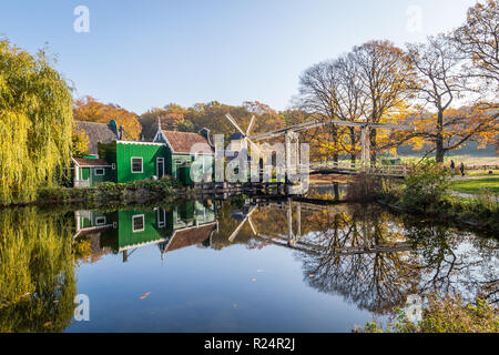 Storica scena olandese con un vecchio cantiere navale, granaio in legno e il mulino a vento di acqua nel museo a cielo aperto in Arnhem nei Paesi Bassi Foto Stock