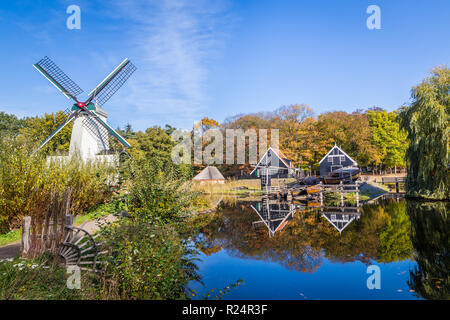 Storica scena olandese con un vecchio cantiere navale, wooren fienile e il mulino a vento di acqua nel museo a cielo aperto in Arnhem nei Paesi Bassi Foto Stock