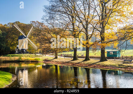 Storica scena olandese con fienile in legno e il mulino a vento di acqua nel museo a cielo aperto in Arnhem nei Paesi Bassi Foto Stock