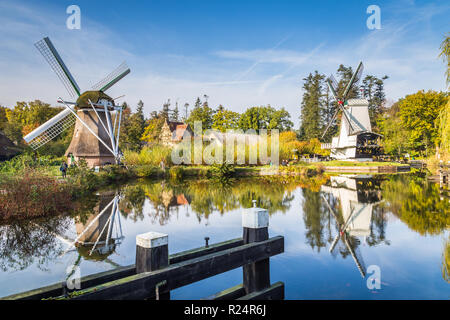 Storica scena olandese con due vecchi mulini a vento nel museo a cielo aperto in Arnhem nei Paesi Bassi Foto Stock