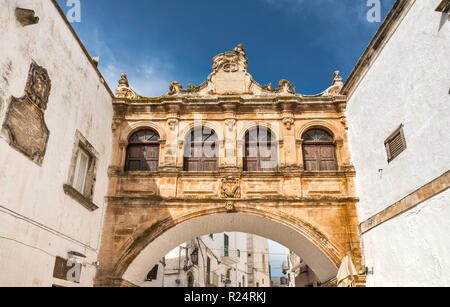 Arco Scoppa, xvii secolo arch, a Ostuni, Puglia, Italia Foto Stock