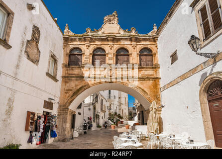 Arco Scoppa, xvii secolo arch, a Ostuni, Puglia, Italia Foto Stock
