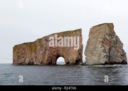 Perce Rock off il Gaspe Penisola del Quebec, Canada. La roccia si erge off Perce nel golfo di St Lawrence. Foto Stock