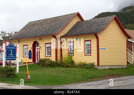 Un negozio entro la città di Perce sulla penisola di Gaspe del Canada. Il negozio vende souvenir fatti a mano e prodotti locali. Foto Stock