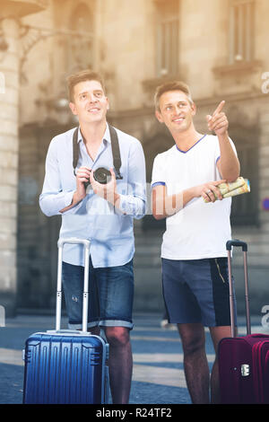 Viaggio amici stanno passeggiando per la città europea Foto Stock