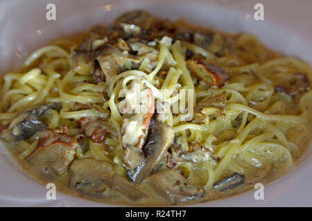 Spaghetti in Salsa di funghi selvatici nella penisola Gaspe del Québec in Canada. I funghi vengono raccolti dal bosco locale. Foto Stock