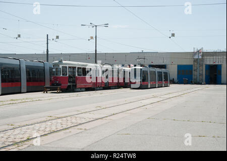 Wien, Strassenbahn, Hauptwerkstätte, Strassenbahn am Vorfeld - Vienna, tramvia, officina principale Foto Stock