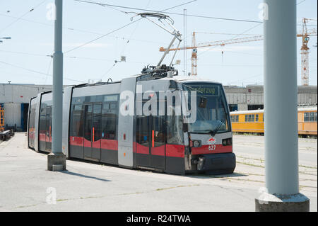 Wien, Strassenbahn, Hauptwerkstätte, Strassenbahn am Vorfeld - Vienna, tramvia, officina principale Foto Stock