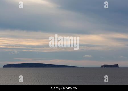 Bonaventure Island e il Perce Rock off il Gaspe Penisola del Quebec, Canada. Essi sono visti dal golfo di St Lawrence. Foto Stock