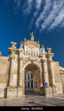 Porta Rudiae, statua di Sant'Oronzo sulla parte superiore, di stile barocco, in Lecce, Puglia, Italia Foto Stock