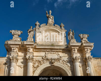Porta Rudiae, statua di Sant'Oronzo sulla parte superiore, di stile barocco, in Lecce, Puglia, Italia Foto Stock