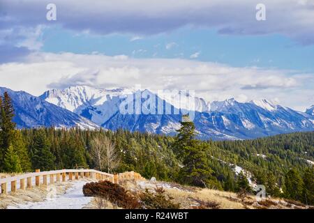 Vista della gamma della montagna dal sentiero escursionistico sul Tunnel Mountain nel Parco Nazionale di Banff Foto Stock