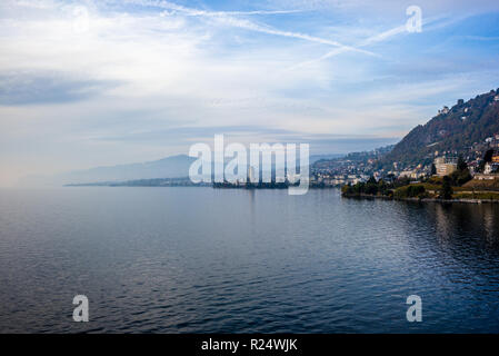 Montreaux e il lago Leman iin Svizzera n una soleggiata giornata autunnale - 3 Foto Stock