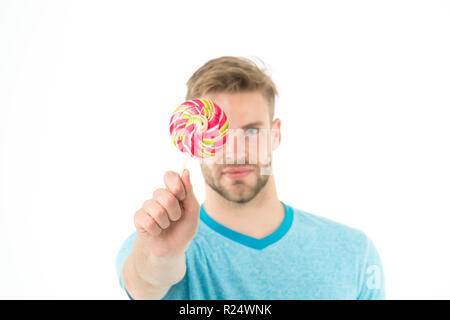 Man tenere grandi sweet lollipop davanti al suo volto. Uomo Barbuto ama i dolci. Guy offre giant lollipop candy. Lecca-lecca leccare uno dei grandi tecniche orale è possibile master. Vi piacerebbe leccare lecca-lecca. Foto Stock