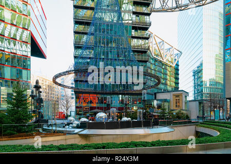 Berlino, Germania - 13 dicembre 2017: Mercatino di Natale presso il Sony Center nella Potsdamer Platz di Berlino invernale, Germania. Foto Stock