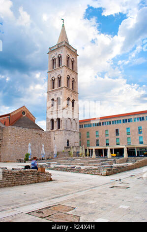 Un alta torre nei pressi di San Donato la chiesa e la piazza del forum e ruderi di pietra e pareti su una mattina d'estate. Drammatica cielo nuvoloso. Solitario e accogliente Zadar cen Foto Stock