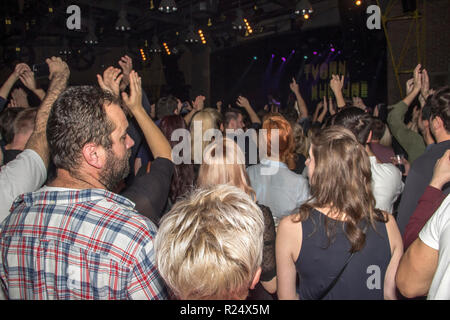 Zagabria, Croazia, Novembre 03th, 2018 - gli appassionati di musica godendo le prestazioni del gruppo rock Film nella Tvornica Kulture (Cultura fabbrica) music hall Foto Stock