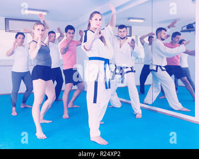 Italiano Giovani adulti di tentare di nuovo master si sposta durante il karate class Foto Stock