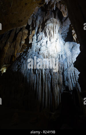 Vista interna di Grotte des Demoiselles, grande caverna nel Herault valle del sud della Francia Foto Stock