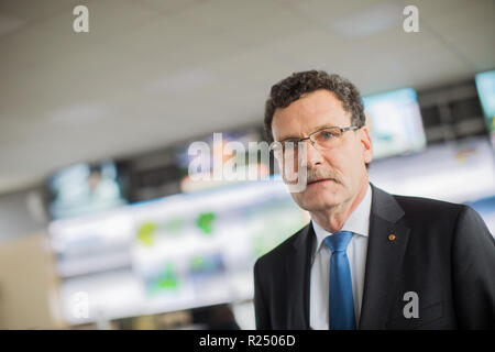 Bonn, Germania. Xiv Nov, 2018. Christoph Unger, Presidente dell'Ufficio federale per il soccorso in caso di catastrofe e la protezione civile si trova nel centro di controllo. Credito: Rolf Vennenbernd/dpa/Alamy Live News Foto Stock