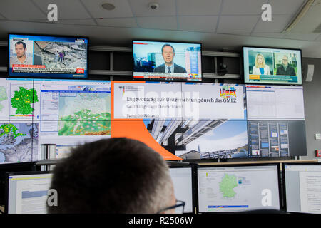 Bonn, Germania. Xiv Nov, 2018. I dipendenti si siedono a monitor nel centro di controllo dell'Ufficio federale per il soccorso in caso di catastrofe e la protezione civile. Credito: Rolf Vennenbernd/dpa/Alamy Live News Foto Stock