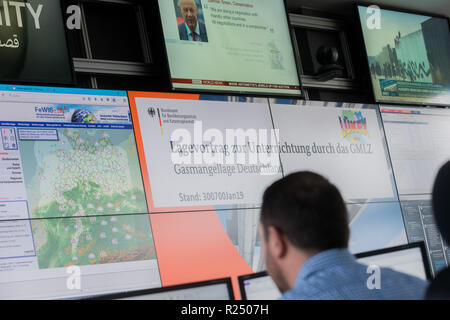 Bonn, Germania. Xiv Nov, 2018. I dipendenti si siedono a monitor nel centro di controllo dell'Ufficio federale per il soccorso in caso di catastrofe e la protezione civile. Credito: Rolf Vennenbernd/dpa/Alamy Live News Foto Stock