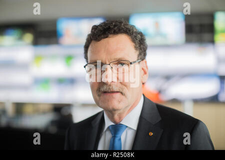 Bonn, Germania. Xiv Nov, 2018. Christoph Unger, Presidente dell'Ufficio federale per il soccorso in caso di catastrofe e la protezione civile si trova nel centro di controllo. Credito: Rolf Vennenbernd/dpa/Alamy Live News Foto Stock