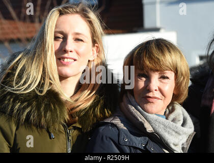 16 novembre 2018, Meclemburgo-Pomerania, Groß Toitin: attrice Katrin Sass (l) come Karin Lossow e il suo partner Rikke Lylloff come Commissario Ellen Norgaard sono su una pressa data di Usedom thriller 'Drisme' sul set di fronte alla casa padronale Groß Toitin. Nel film, il maniero si trova la villa di una società immobiliare che è improvvisamente trovati morti in 'Drisme' di Usedom. L episodio è pianificato per essere eseguito su ARD in autunno 2019. Foto: Stefan Sauer/dpa Foto Stock