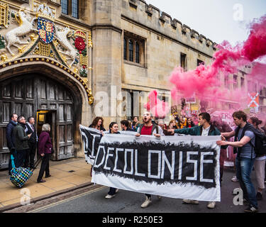 Cambridge, Regno Unito. 16 Nov 2018. Università di Cambridge gli studenti marzo attraverso il centro di Cambridge il Ven 16 Nov 2018 chiedono l'Università cedere la sua immorale investimenti in armamenti e combustibili fossili collegamenti Foto Stock