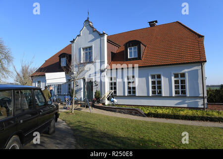 16 novembre 2018, Meclemburgo-Pomerania, Groß Toitin: Set di fronte alla casa padronale Groß Toitin, registrate a un evento stampa per il Usedom thriller 'Träume'. Nel film, il maniero si trova la villa di una società immobiliare che è improvvisamente trovati morti in 'Drisme' di Usedom. L episodio è pianificato per essere eseguito su ARD in autunno 2019. Foto: Stefan Sauer/dpa Foto Stock